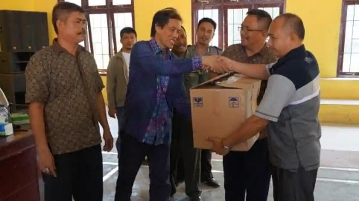 Anggota Komisi IV Hamdhani Bagikan Obat-obatan ke Masyarakat Terdampak Asap