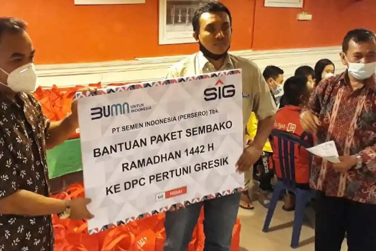 Tutup Kegiatan Safari Ramadan 2021, SIG Bagi-bagi Sembako kepada Disabilitas Tuna Netra  di Gresik