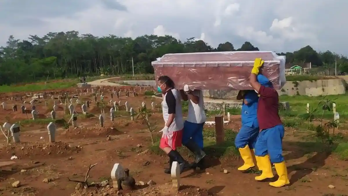 Mampetnya Kanal Informasi Berujung Pungli, Belajar dari Karut Marut Pemakaman Covid-19 di Semarang