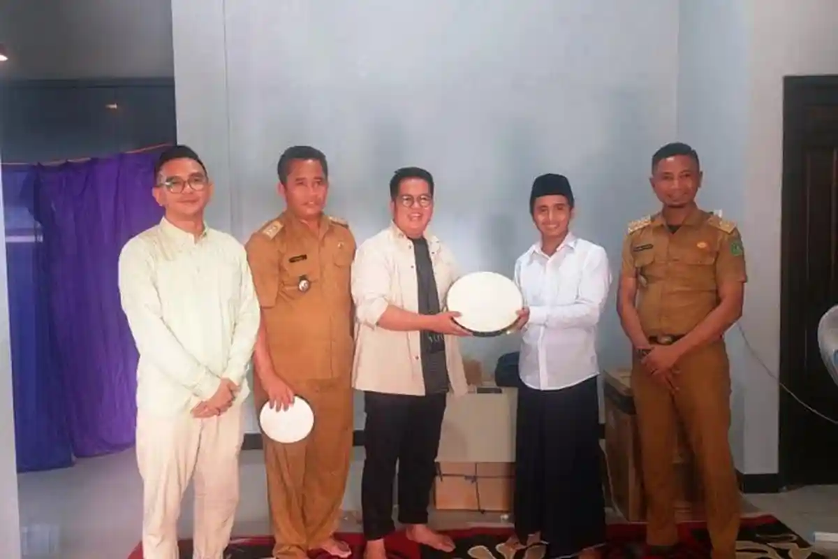 Luangkan Waktu dengan Masyarakat, Wabup Kukar Rendi Solihin Serahkan Bantuan Keagamaan