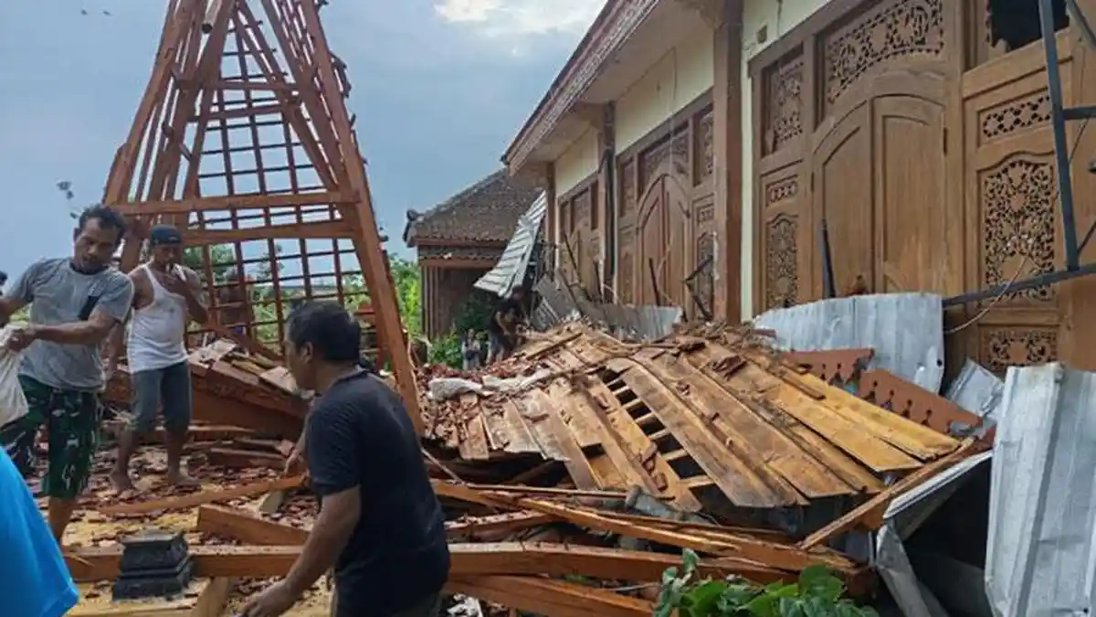 Lamongan Diterjang Hujan Angin, Rumah Joglo Balai Desa Warungering Roboh