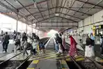 Penumpang-kereta-api-di-Stasiun-Daop-7-Madiun-jelang-lebaran.jpg