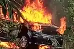 alphard-terbakar-alphard-kebakaran-mobil-terbakar.jpg