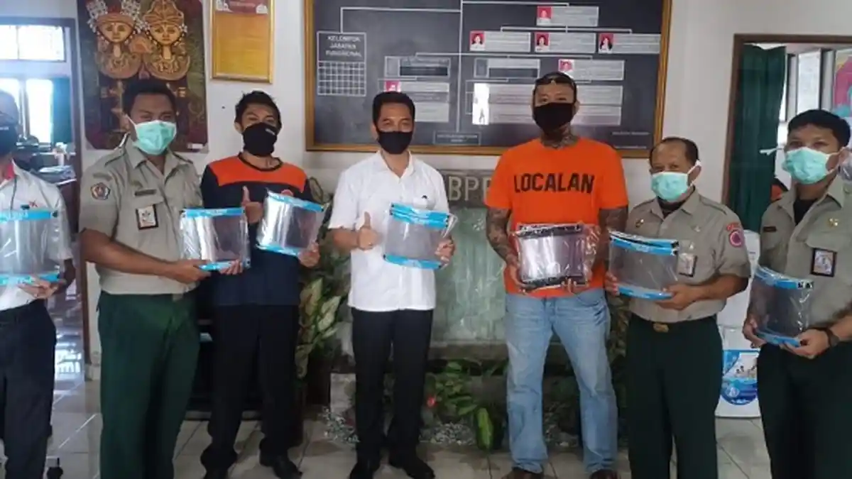 Warung Pan Tantri Sumbang 100 Face Shield kepada Petugas BPBD Denpasar