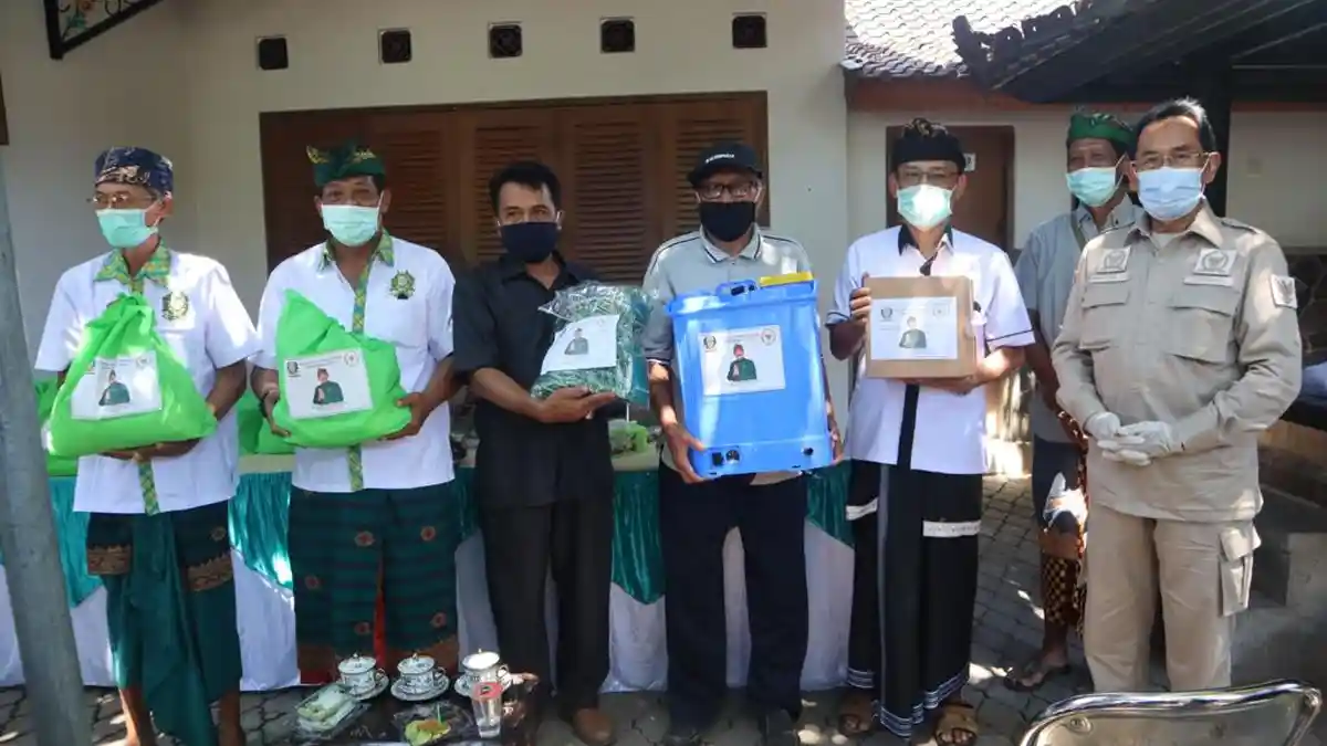 Senator Asal Bali Anak Agung Gde Agung Bagikan Sembako ke Panti Asuhan dan Warga Buleleng