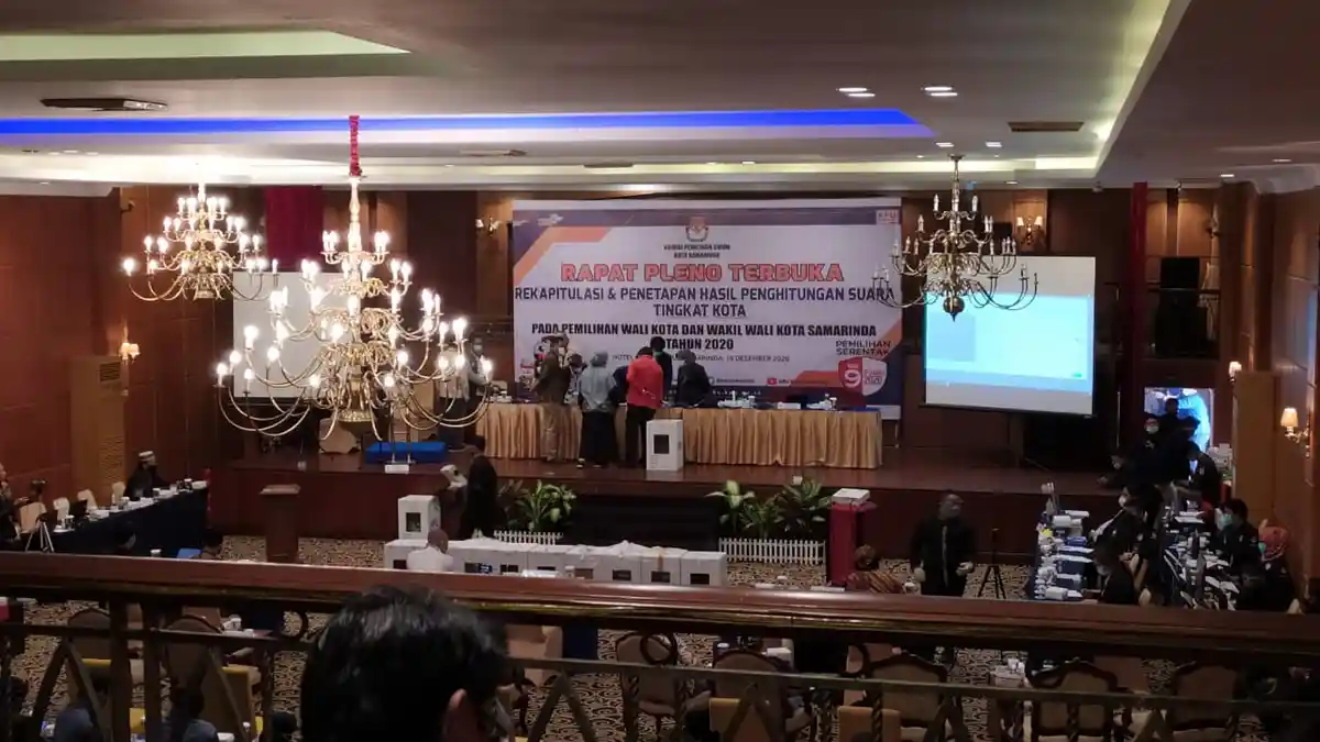 PPK Sambutan Membacakan Hasil Suara dalam Rapat Pleno Pilkada Samarinda, Paslon 02 Unggul