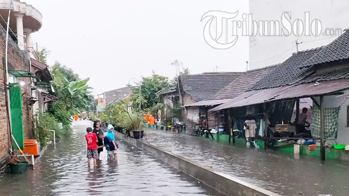 Jalanan di Sumber Solo Sempat Kebanjiran, Gibran Minta Maaf : Curah Hujan Tinggi,Tapi Surutnya Cepat