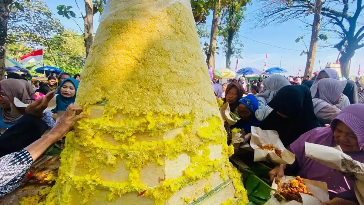Tumpeng 2 Meter Ludes Dirayah Warga Batuagung dalam Hitungan Detik