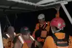 Tim-SAR-gabungan-mengevakuasi-para-penumpang-perahu-motor-yang-tenggelam.jpg