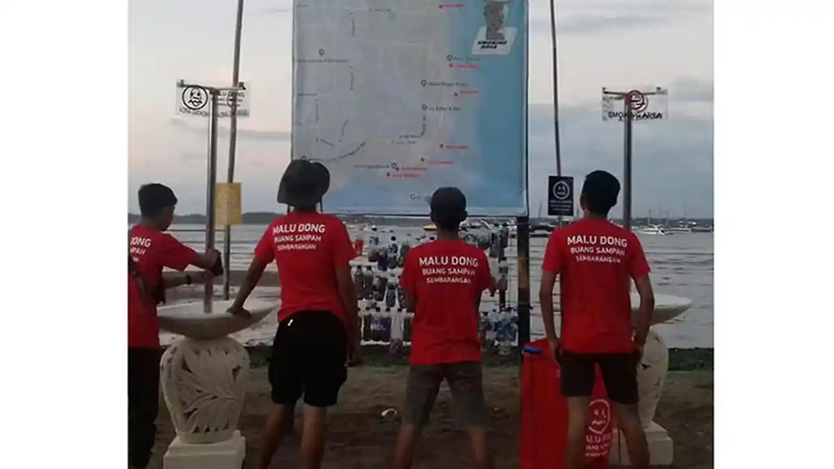 Komunitas Malu Dong Pasang Asbak Raksasa di 10 Titik di Denpasar