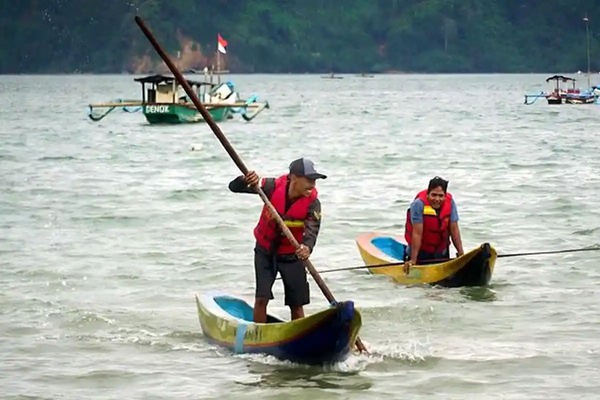 Meriahnya Balap Perahu di Teluk Prigi Trengalek,  Rangkaian Upacara Labuh Laut Sembonyo