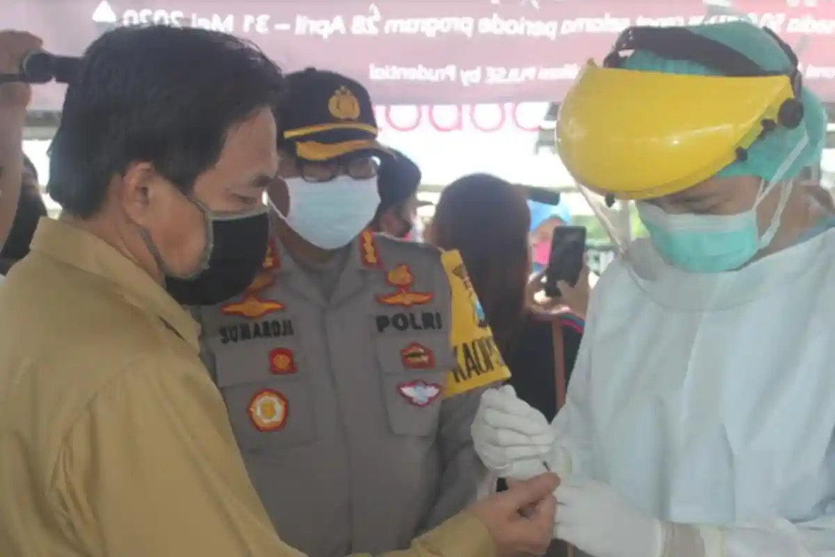 Wabup dan Kapolresta Sidoarjo Ikut Rapid Test Drive Thru