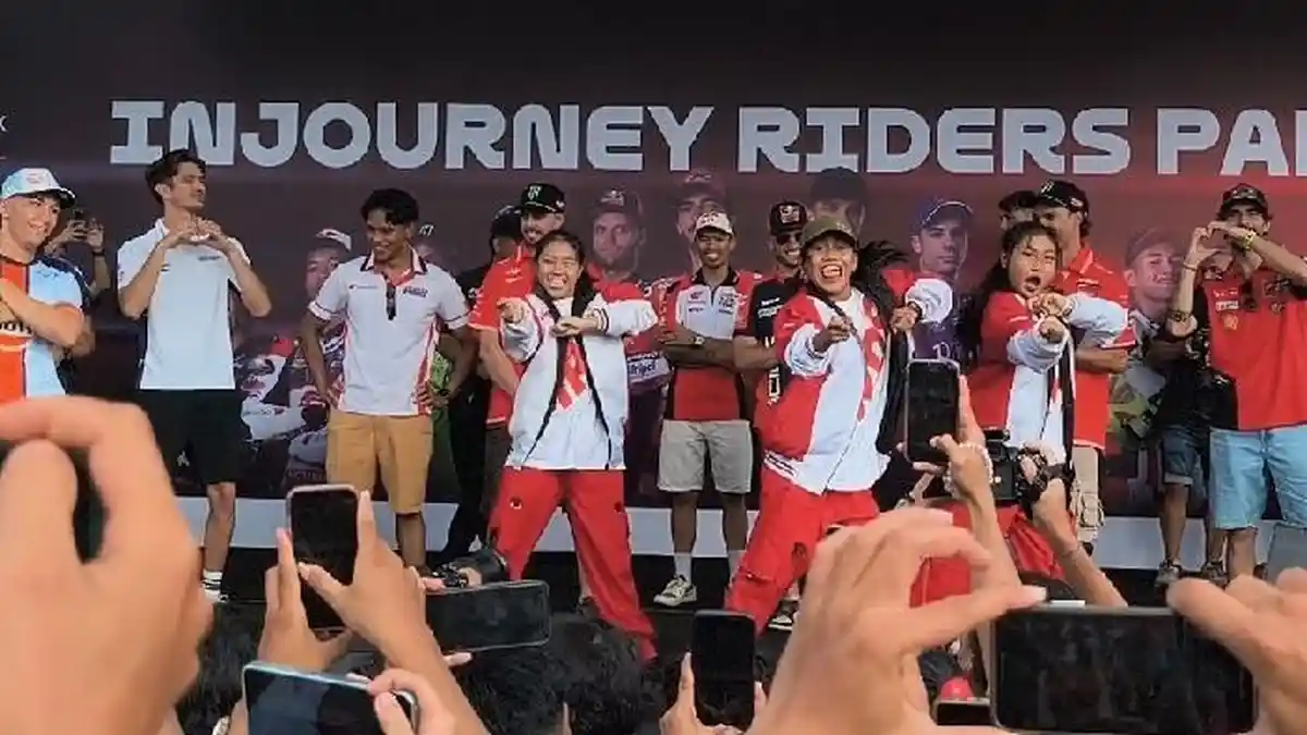 Pembalap MotoGP Diajak Joget Tabola Bale saat Parade di Mataram