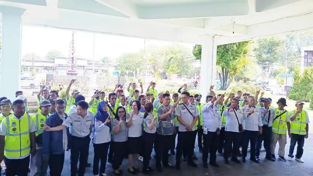 Tukang Parkir di Manado Kini Kenakan Rompi Hijau Muda