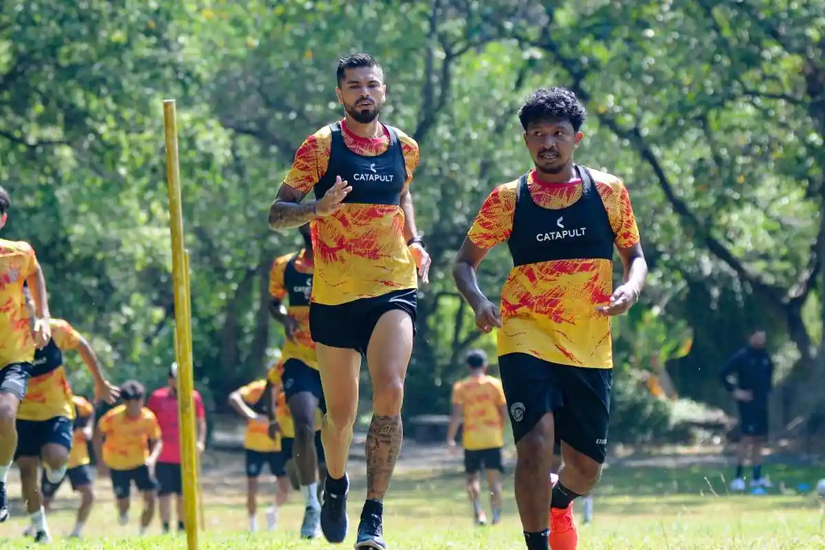 Arema FC Genjot Latihan Fisik dan Konsentrasi Pemain saat Latihan di Kebun Raya Purwodadi