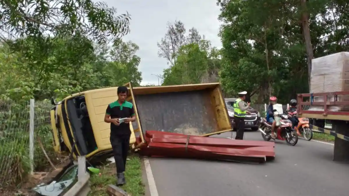 BREAKING NEWS - Sebuah Truk Pengangkut Spandek Terguling di Jembatan Sei Ladi, Kini Jalanan Macet