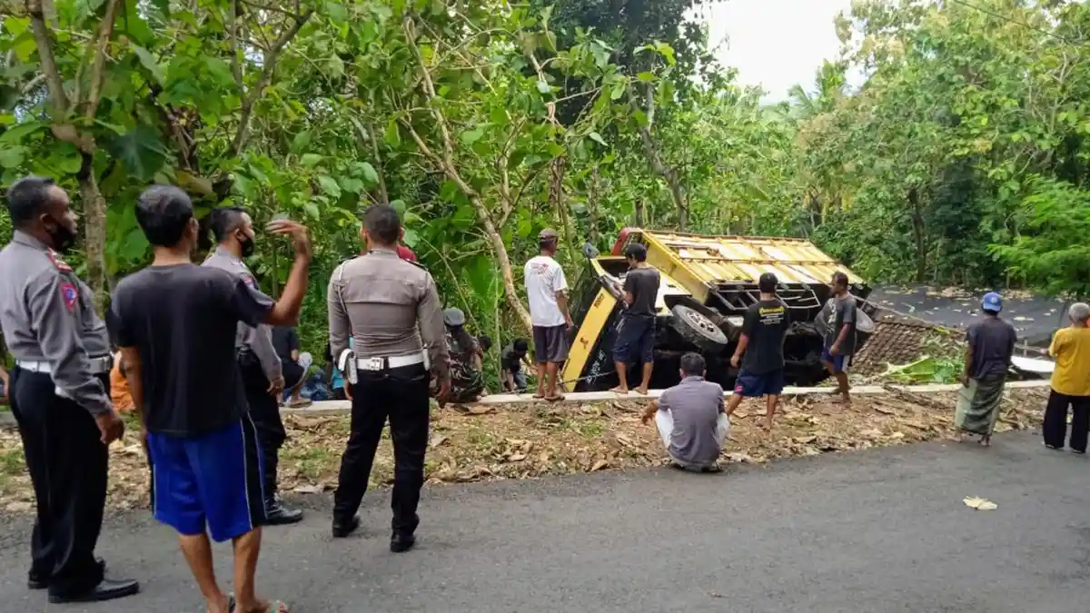 Truk Terbalik di Playen Gunungkidul, Nyaris Timpa Rumah Warga