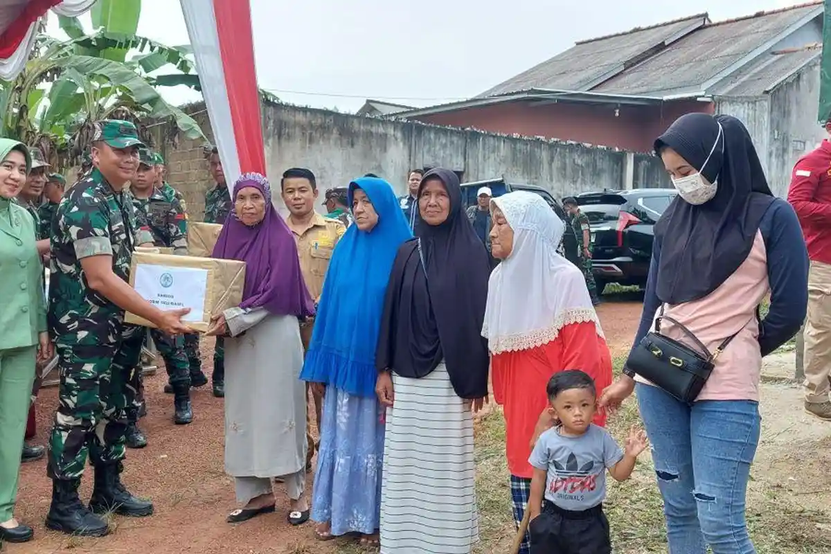 Kodim 0432/Bangka Selatan Bagi Paket Nutrisi Bagi Anak Stunting