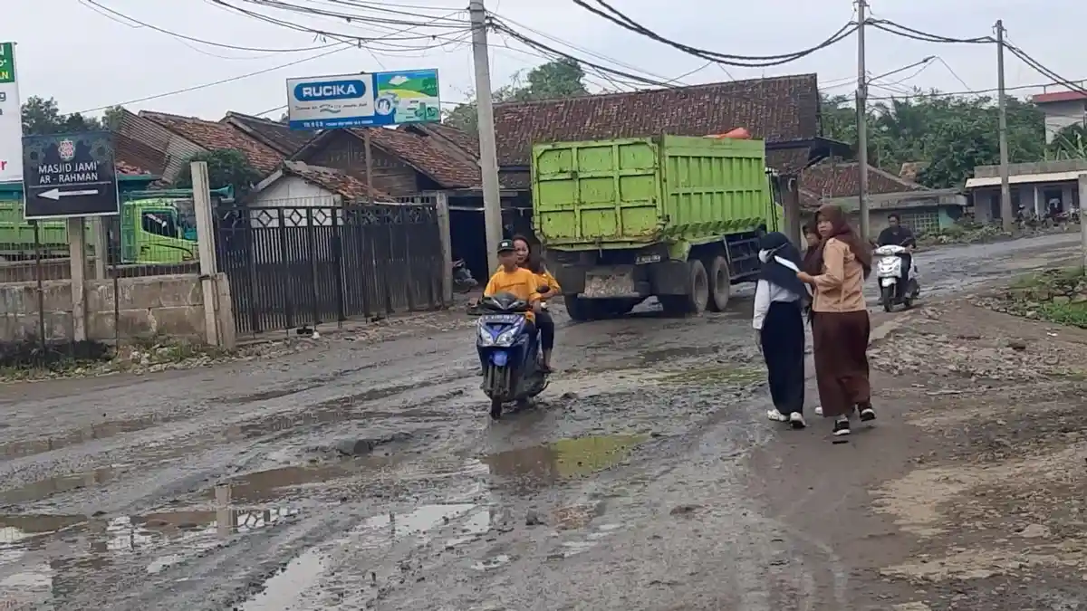 Jalan Lintas Provinsi Jawa Barat - Banten Rusak di Parungpanjang Bogor, Pengendara Takut Celaka
