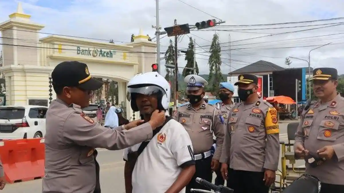 Pengendara yang Melintas depan Polsek Kota Blangkejeren Dapat Helm Gratis