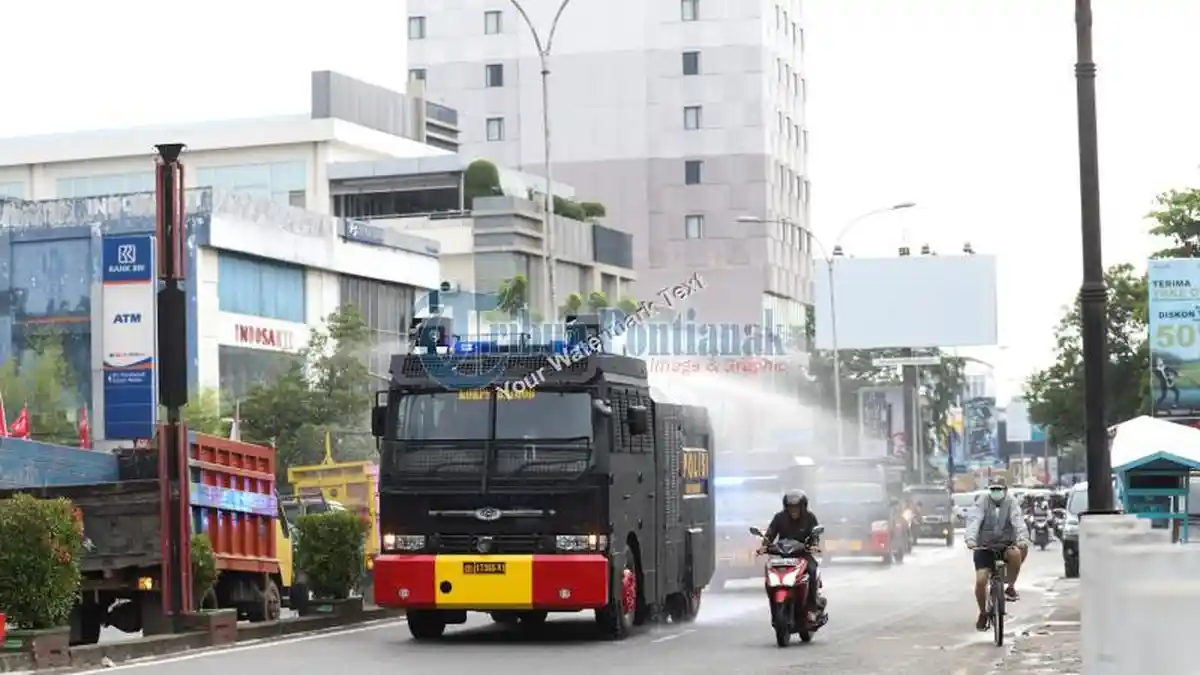 FOTO: Polisi Semprot Jalan Gajah Mada dengan Cairan Disinfektan - gajahmadadisinfektanpolisi.jpg