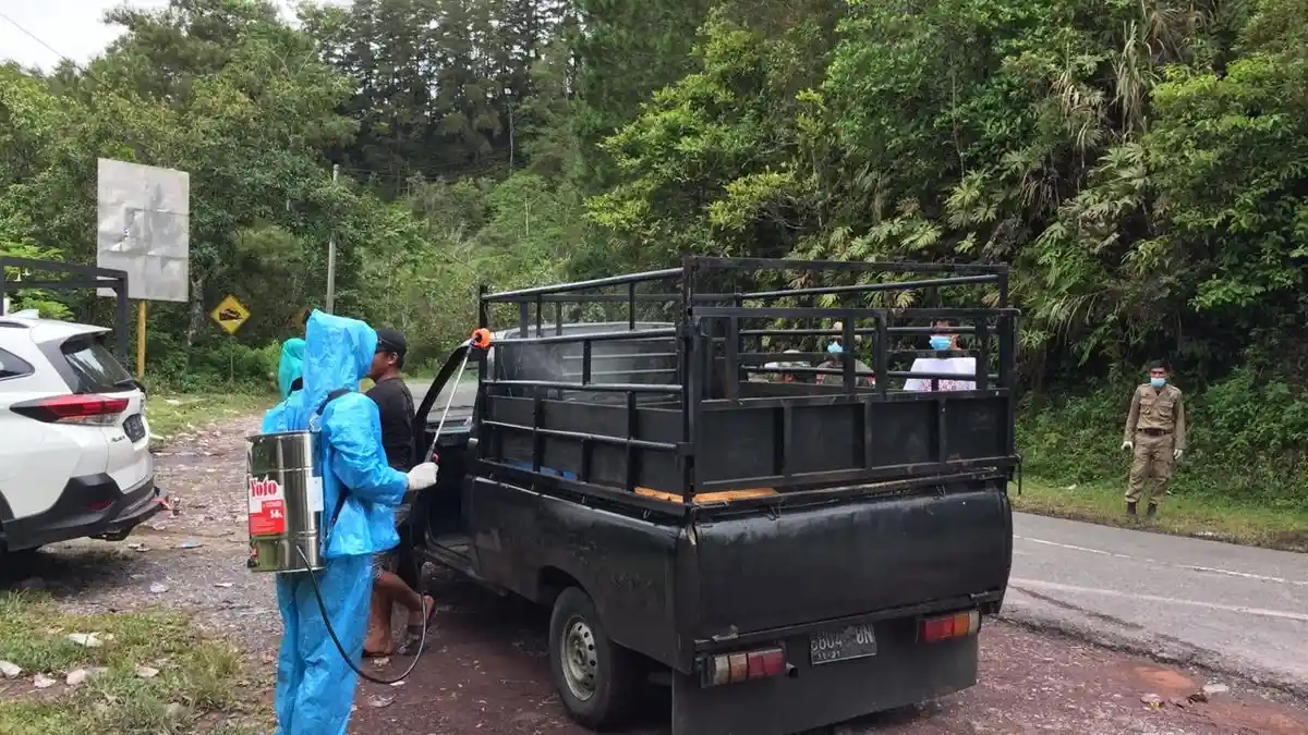 Satgas Covid-19 Toraja Utara Semprotkan Disinfektan ke Kendaraan di Pos Kaleakan