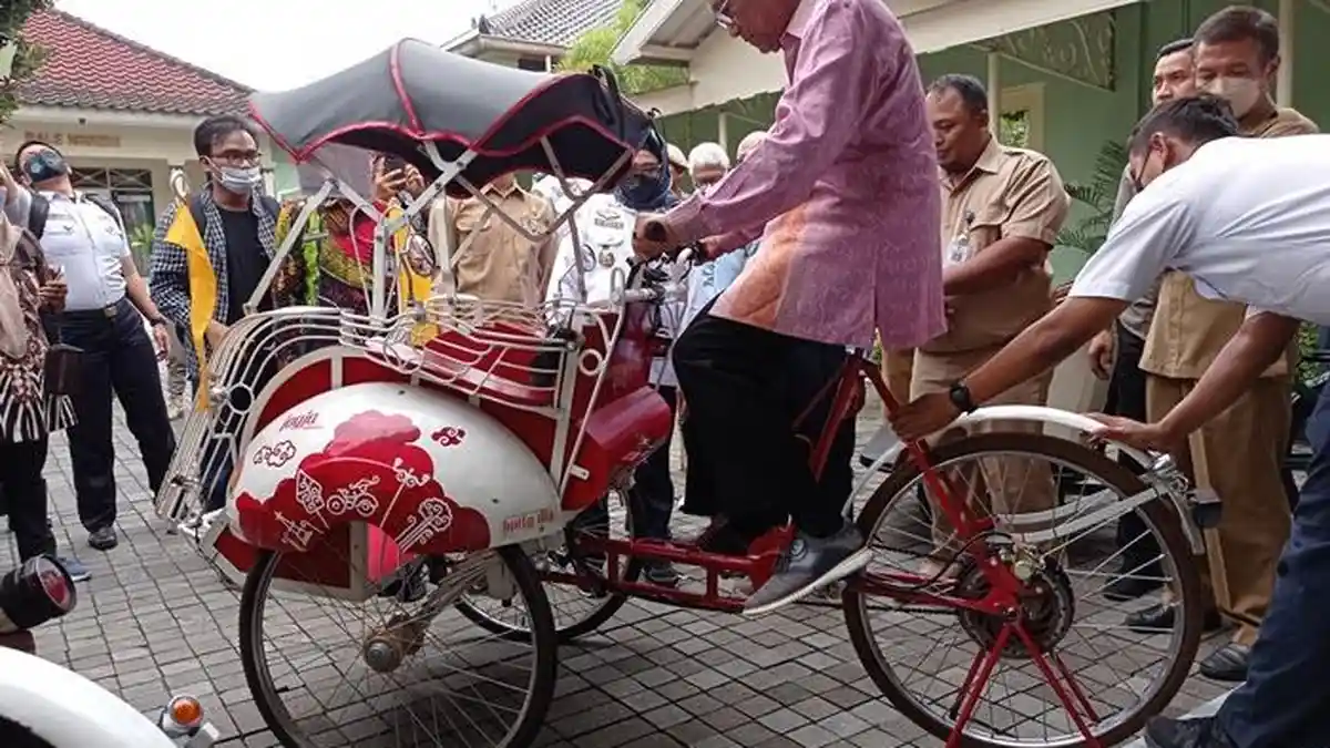 Sri Sultan HB X Coba Becak Kayuh Tenaga Alternatif: Jadi Lebih Ringan Genjotnya