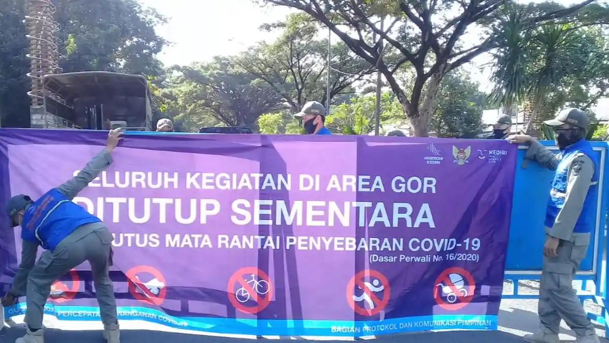 Putus Penularan Covid-19, Area GOR Jayabaya Kediri Tutup Sementara, Satpol PP: Pasang Pagar di Jalan