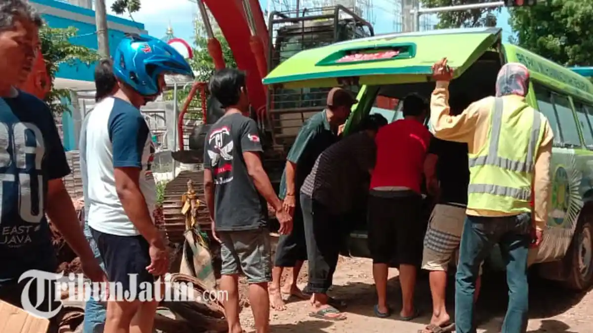 Dua Pemotor Tewas Terlindas Truk di Pantura Gresik, Diduga Terpeleset Gegara Kondisi Jalan Berpasir