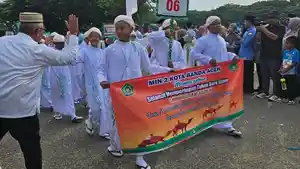Bustami-Hamzah-sapa-para-pelajar.jpg