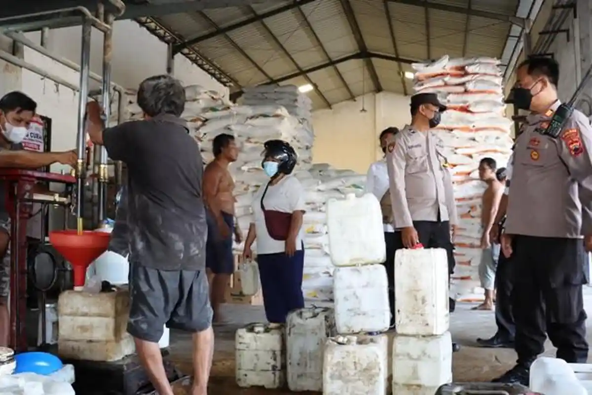 Dampingi Pelaku UMKM, Polres Sukoharjo Gunakan Mobil Patroli untuk Angkut Minyak Goreng Curah