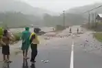 Akses-jalan-di-Batuawang-Kelurahan-Bebali-yang-tertutup-material-banjir-lahar-hujanhghgfhf.jpg