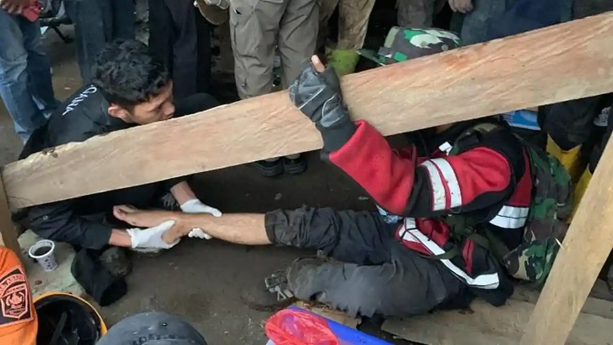 Banyak Petugas Pencari Korban Erupsi Marapi Kena Kram hingga Luka, Relawan Bantu Perawatan