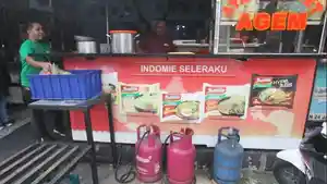 Pedagang-memasak-makanan-pesanan-pelanggan-di-warung-Agem-Medan-Rabu-2242026.jpg