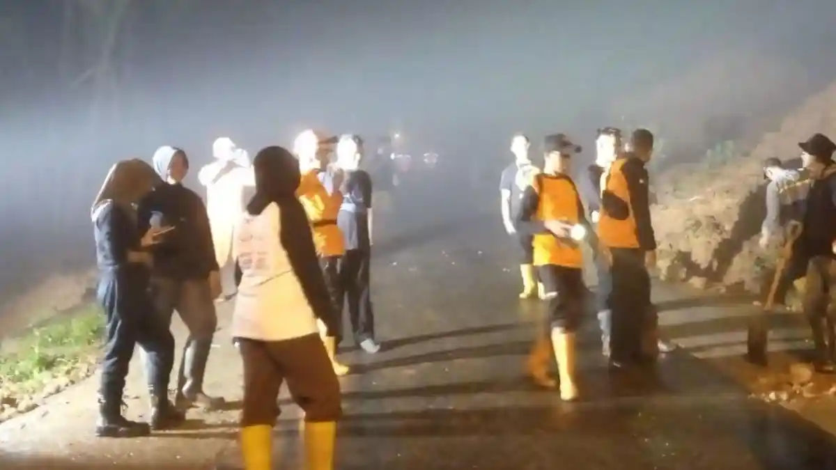 Material Tanah Longsor Tutup Akses Jalan di Sumbang Banyumas, BPBD Sebut Hal Ini Jadi Pemicu