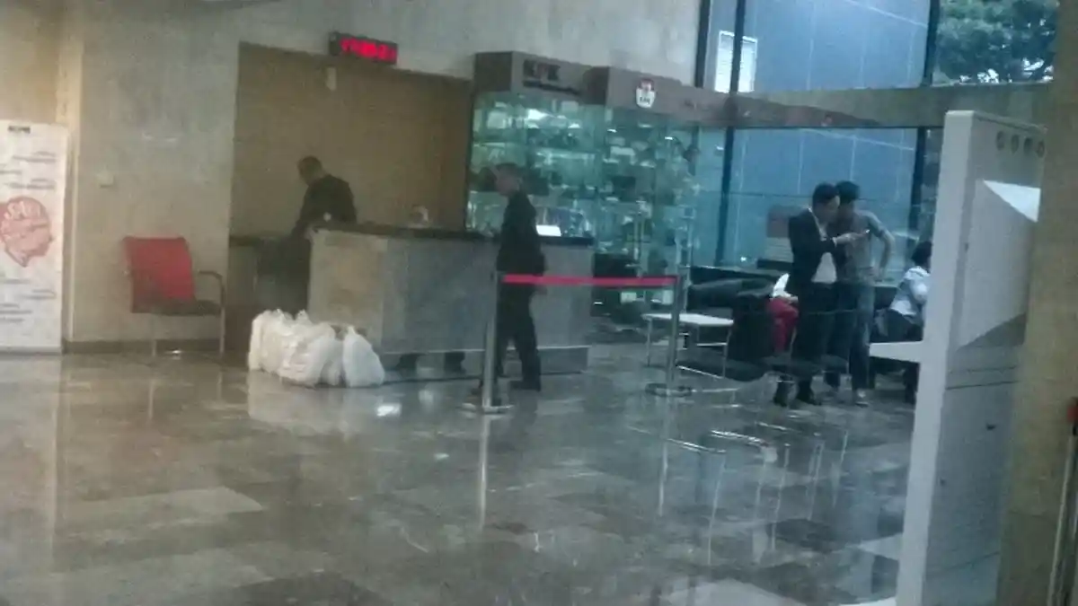OC Kaligis Ditangkap, Keluarga dan Anak Buah Berdatangan ke KPK