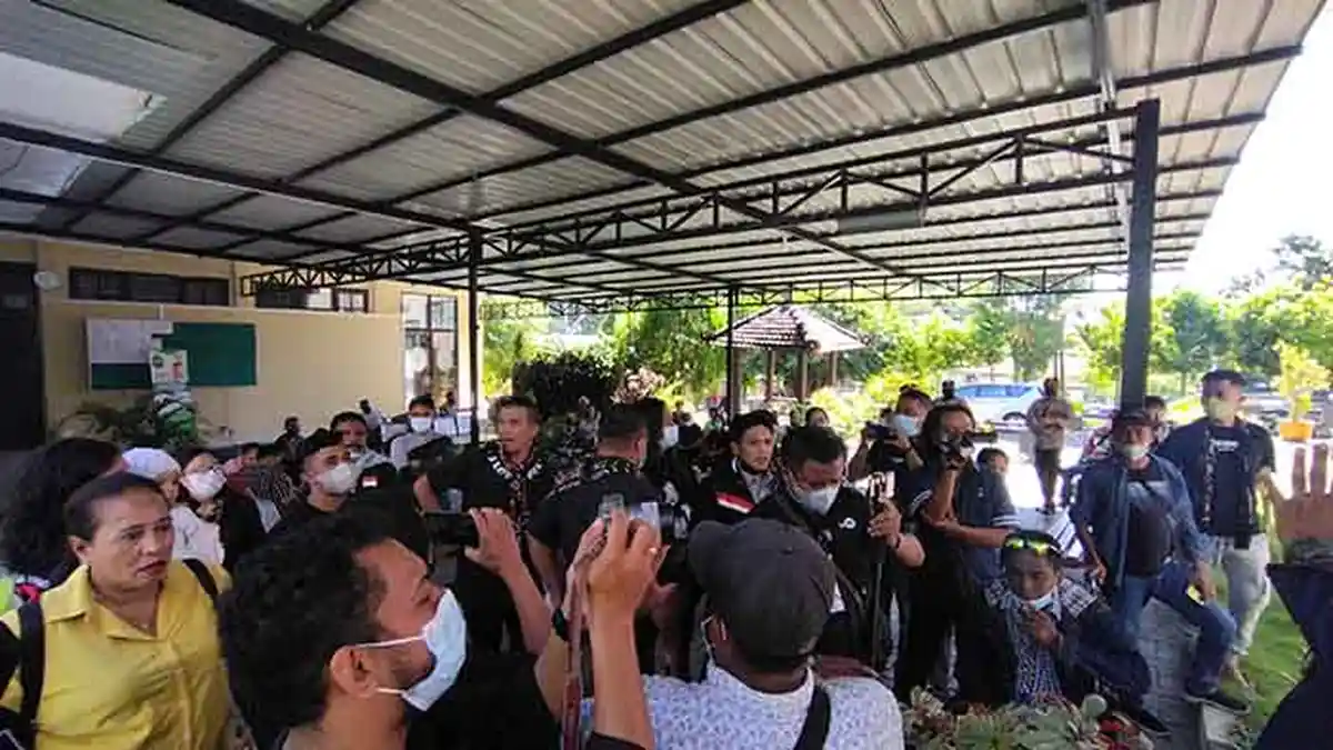 Keluarga Astri Manafe Adu Mulut dengan Petugas Keamanan di PN Kota Kupang