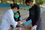 petugas-kesehatan-sedang-melakukan-rapid-test-terhadap-salah-satu.jpg