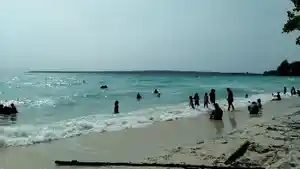 Suasana-Pantai-Nirwana-Baubau-Sulawesi-Tenggara-Ramai-Dipadati-Pengunjung-Selama-Libur-Natal-2023.jpg