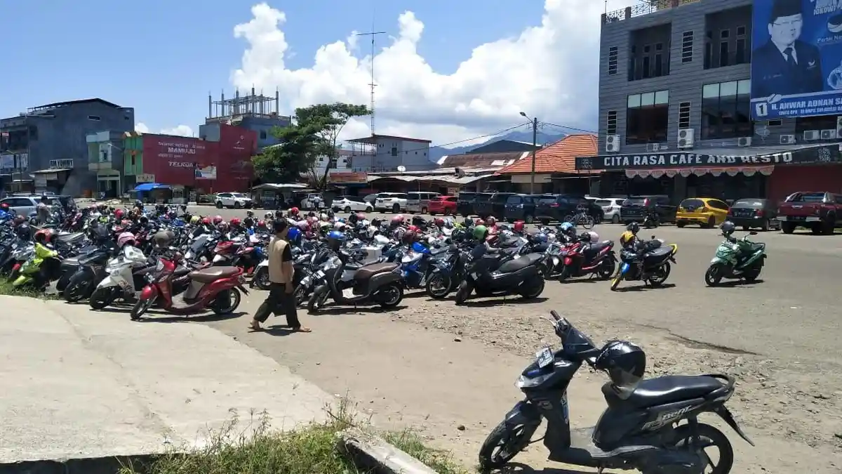 Badan Jalan Depan Matos Mamuju Jadi Lahan Parkir Kendaraan