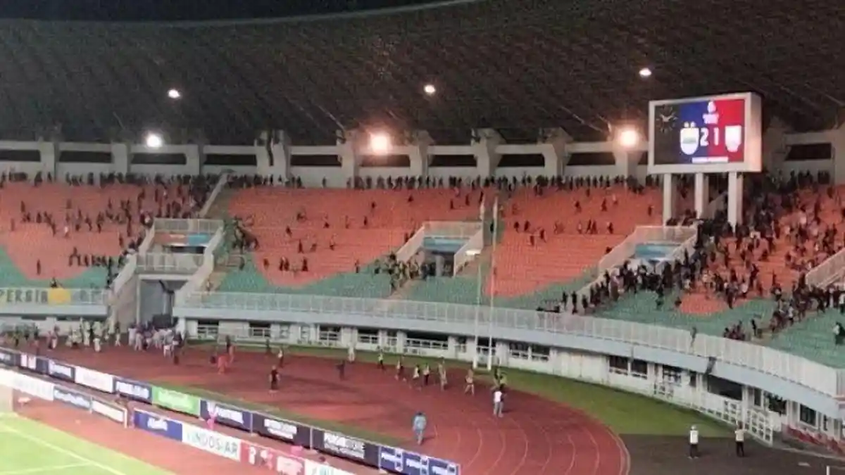 Soal Laga Persib vs Persis Sempat Dihentikan dan Terdengar Letusan, Ternyata Ada Suporter Bentrok