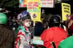 Badut Ajak Masyarakat Bermasker di Jakarta
