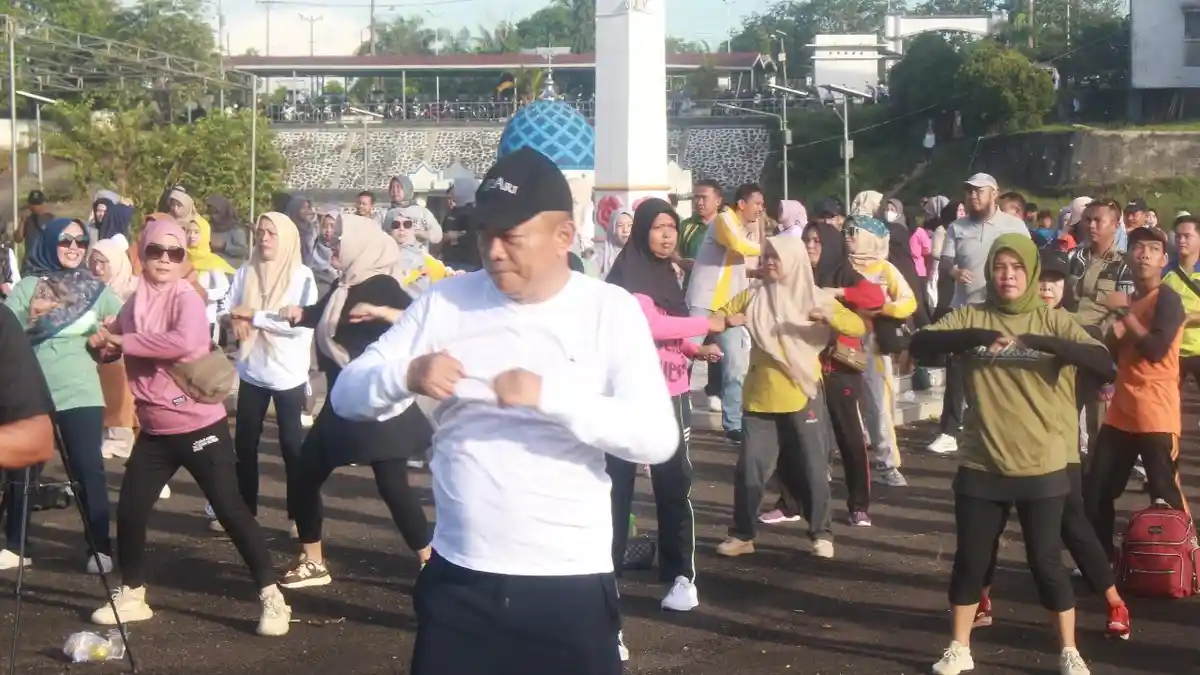 Senam Jantung Sehat HUT ke 17 Bengkulu Tengah Dipadati Masyarakat Bertabur Hadiah - Senam-Jantung-Sehat-HUT-ke-17-Bengkulu-Tengah-Dipadati-Masyarakat-Bertabur-Hadiah1.jpg