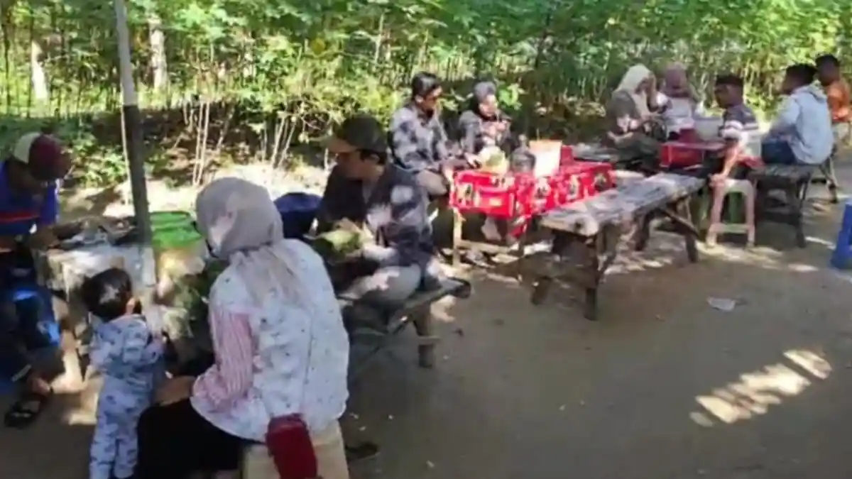 Warung Pecel Godong Jati Saur Madiun yang Tak Pernah Sepi Pembeli