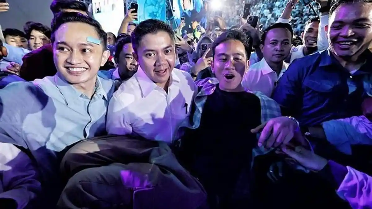 HEBOH Momen Mayor Teddy Gendong Gibran di Istora, Suami Selvi Ananda Kegirangan: Mimpi Apa Semalem