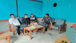 Daniel-Samuel-Maang-bersama-ayahnya-Ronis-Maang-mendatangi-Pos-TNI-AL-Kalabahi-ALor.jpg