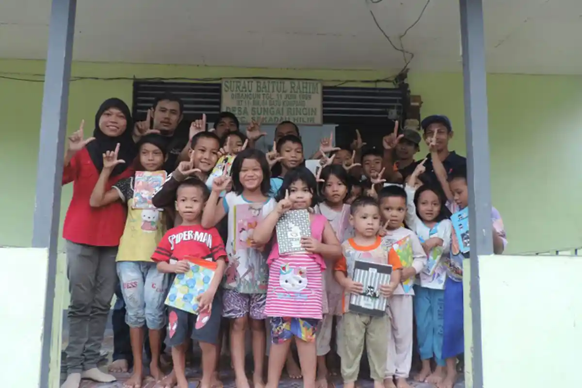Anak-anak Batu Kumpang Antusias Dapat Buku