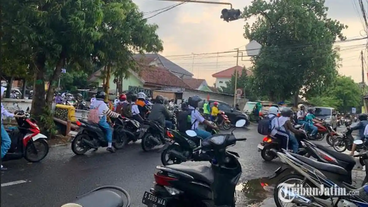 Tanpa Traffic Light, Perempatan Kaliwungu Jombang Dikeluhkan Kerap Macet dan Rawan Kecelakaan