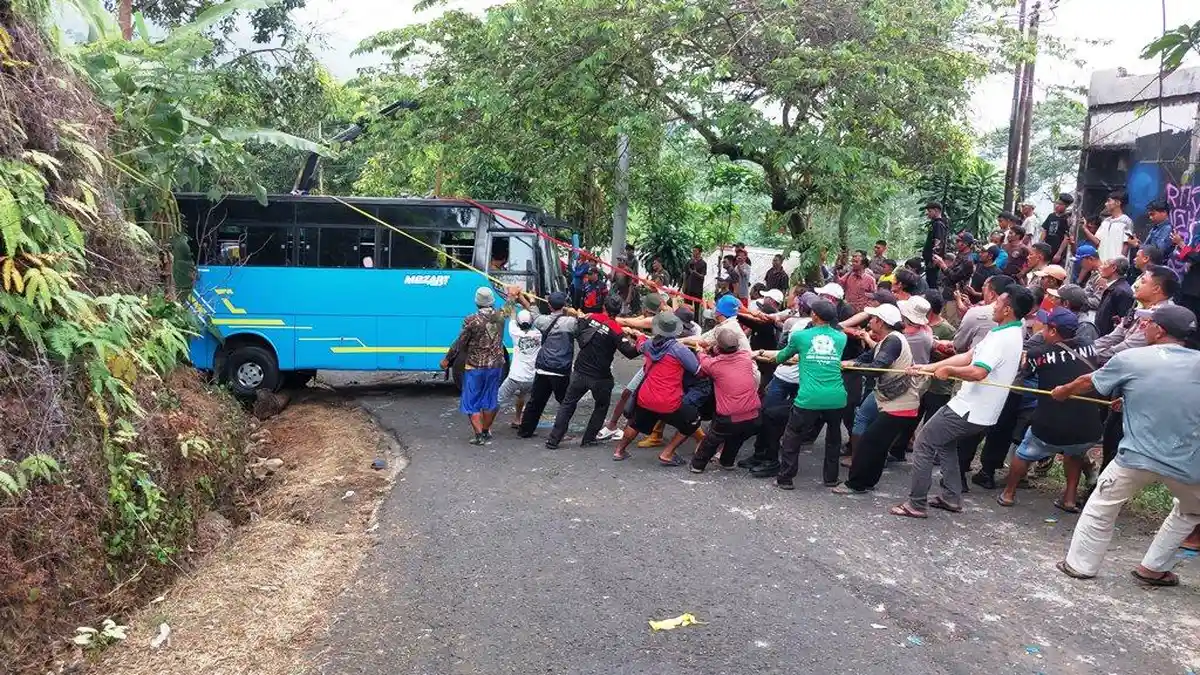 Bus Rombongan PKK dari Sragen Kecelakaan di Kemuning Karanganyar, Bus Tabrak Tebing Lalu Terguling