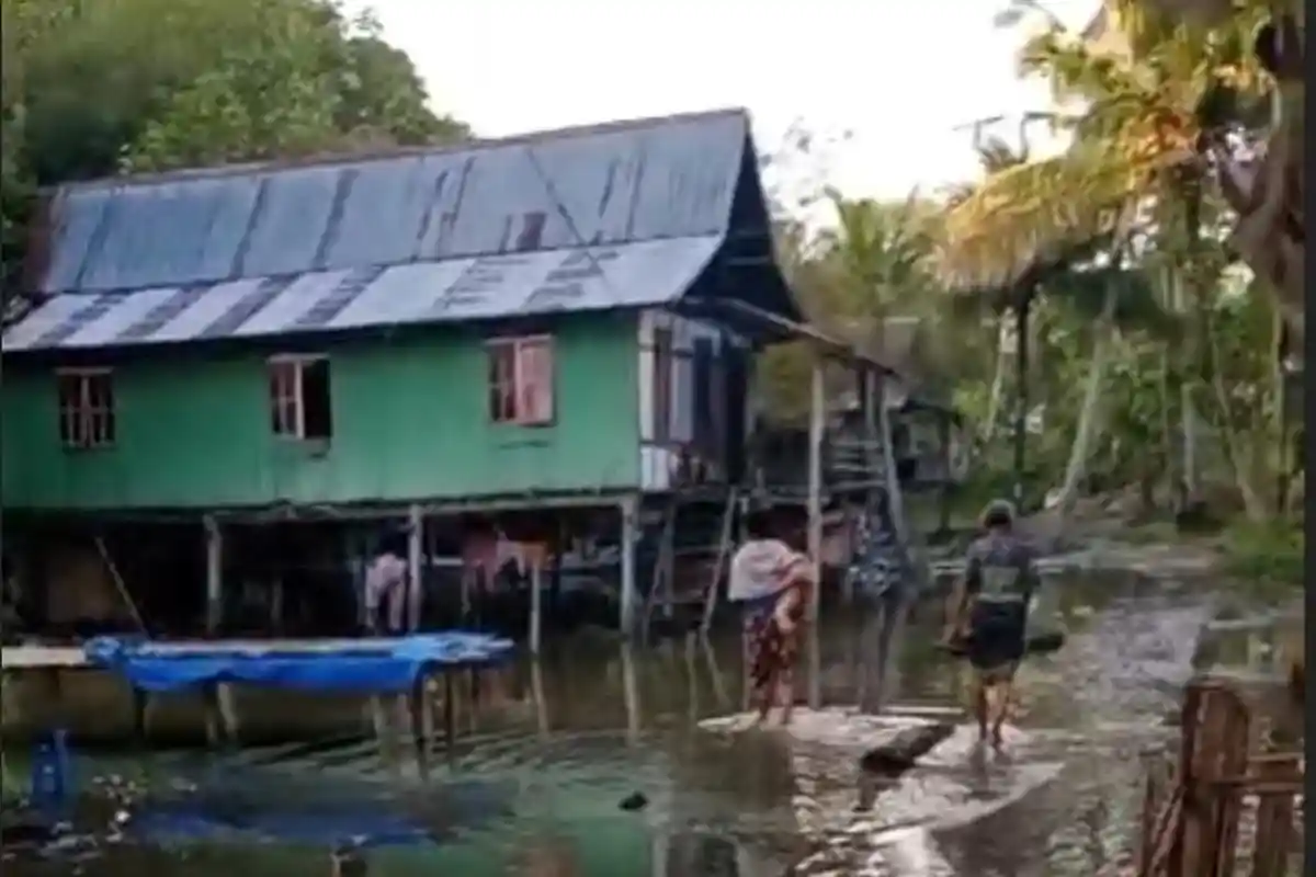 Belasan Rumah Warga di Pulau Battoa Polman Terendam Banjir Rob